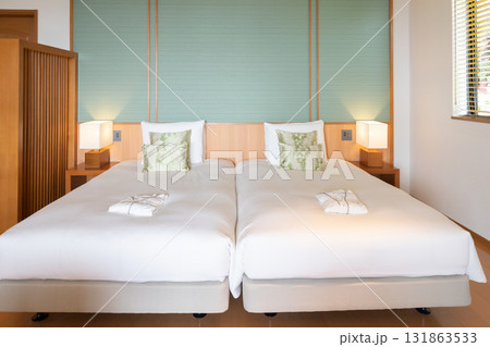 南国のハイビスカス柄のファブリックが上品なリラックスできるホテルの客室・ツインベッド(沖縄県宮古島市 南国のハイビスカス柄のファブリックが上品なリラックスできるホテルの客室・ツインベッド(沖縄県宮古島市 131863533