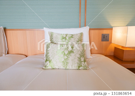 南国のハイビスカス柄のファブリックが上品なホテルの客室・ツインベッドのアップ(沖縄県宮古島市) 南国のハイビスカス柄のファブリックが上品なホテルの客室・ツインベッドのアップ(沖縄県宮古島市) 131863654