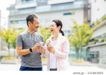ウォーキングするシニア夫婦 131863885