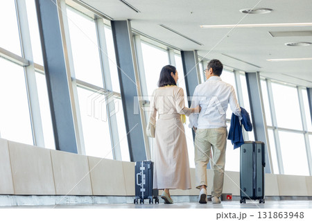 旅行を楽しむシニアの男女 131863948