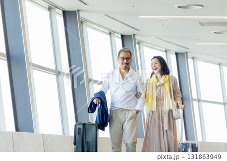 旅行を楽しむシニアの男女 131863949