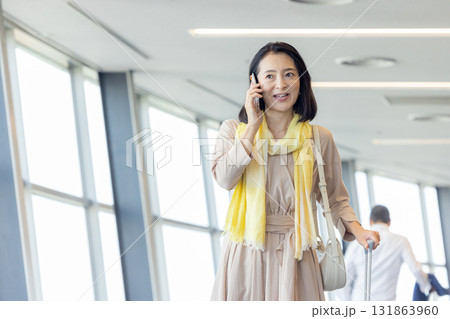 スマホを操作するビジネスウーマン 131863960