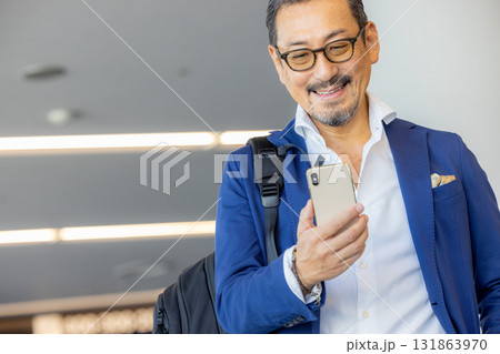 スマートフォンを持つ男性 131863970