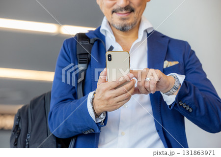 スマートフォンを持つ男性 131863971