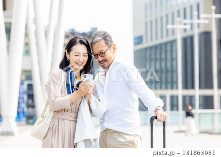 旅行をするシニア夫婦 131863981