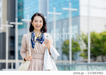 都会を歩くシニア女性 都会を歩くシニア女性 131863982