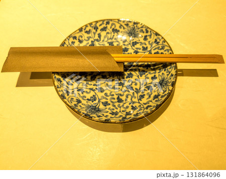 皿と箸 皿と箸 131864096