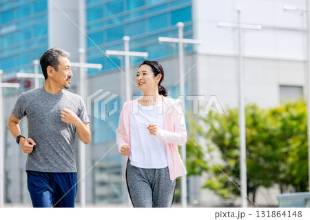 ジョギングするシニア夫婦 131864148
