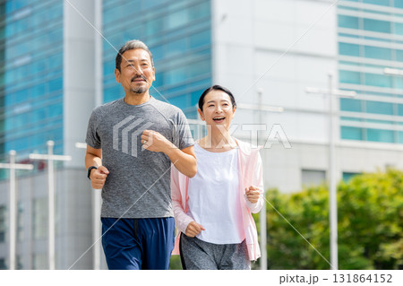 ジョギングするシニア夫婦 131864152