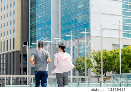 ジョギングするシニア夫婦 131864154