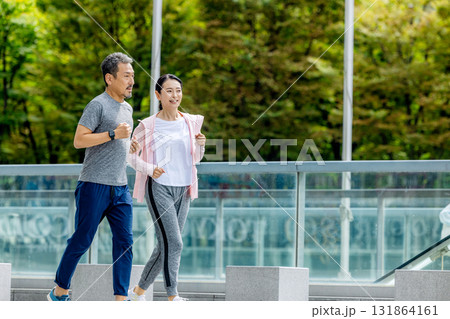 ジョギングするシニア夫婦 131864161