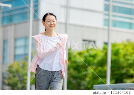 ウォーキングをするシニアの男女 131864168