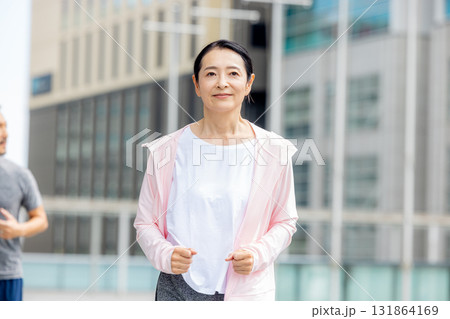 ウォーキングをするシニアの男女 131864169