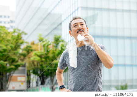 汗を拭くシニア男性 131864172