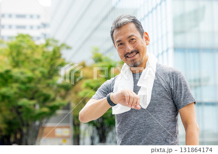 アプリで体調管理をするシニア男性 131864174