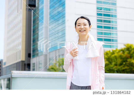 運動する女性 運動する女性 131864182