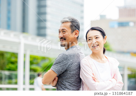 ウォーキングするシニアカップル 131864187