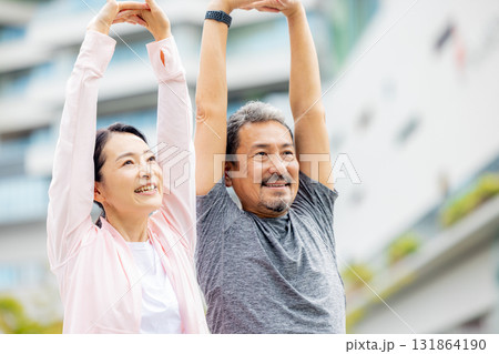 ウォーキングするシニアカップル ウォーキングするシニアカップル 131864190