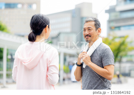 ウォーキングするシニアカップル 131864192