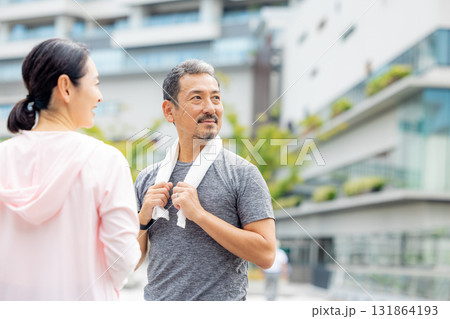 ウォーキングするシニアカップル 131864193