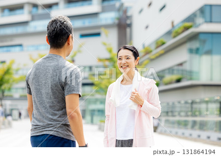 ウォーキングするシニアカップル ウォーキングするシニアカップル 131864194