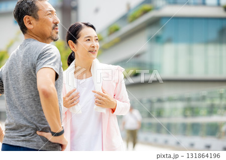 ウォーキングするシニアカップル 131864196