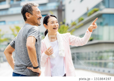 ウォーキングするシニアカップル 131864197