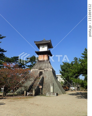 江戸時代に東讃岐の砂糖業者が金を集めて建造した木造の燈籠としては日本一の高さを誇る琴平町にある高灯籠 江戸時代に東讃岐の砂糖業者が金を集めて建造した木造の燈籠としては日本一の高さを誇る琴平町にある高灯籠 131864312