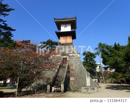 江戸時代に東讃岐の砂糖業者が金を集めて建造した木造の燈籠としては日本一の高さを誇る琴平町にある高灯籠 131864317