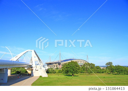愛知県豊田市、豊田大橋と豊田スタジアムの風景 愛知県豊田市、豊田大橋と豊田スタジアムの風景 131864413
