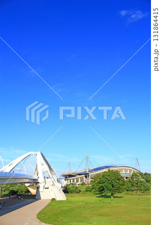 愛知県豊田市、豊田大橋と豊田スタジアムの風景 131864415