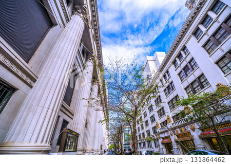 日本の東京都市景観 江戸桜通りや三井住友信託銀行(三井本館、三井住友銀行)、日本橋三越などを望む 日本の東京都市景観 江戸桜通りや三井住友信託銀行(三井本館、三井住友銀行)、日本橋三越などを望む 131864462