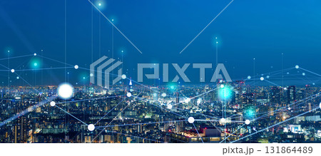 現代都市と通信ネットワークのコンセプトイメージ　バナー・広告向け横長ビジュアル 131864489