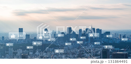 現代都市とソーシャルネットワークのコンセプトイメージ　バナー・広告向け横長ビジュアル 131864491