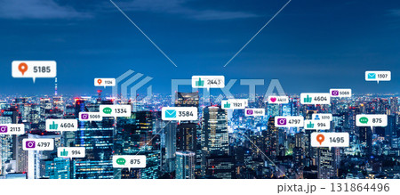 現代都市とソーシャルネットワークのコンセプトイメージ　バナー・広告向け横長ビジュアル 131864496