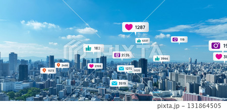 現代都市とソーシャルネットワークのコンセプトイメージ　バナー・広告向け横長ビジュアル 131864505