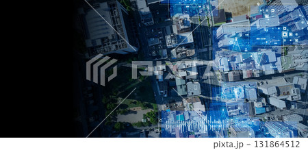 現代都市とデジタルテクノロジーのコンセプトイメージ　バナー・広告向け横長ビジュアル 131864512