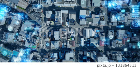 現代都市とデジタルテクノロジーのコンセプトイメージ　バナー・広告向け横長ビジュアル 131864513