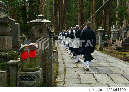 高野山　奥の院の仲良し地蔵と修行僧 131864599