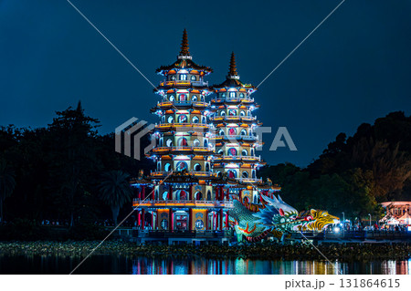 ライトアップされた夜の寺院 131864615