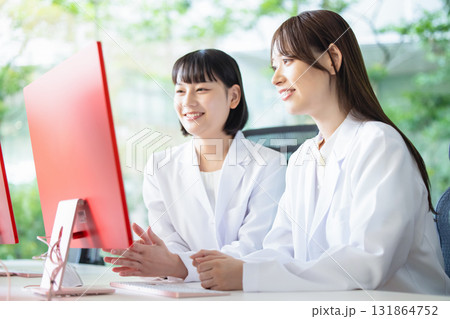 会話する白衣の女性 会話する白衣の女性 131864752