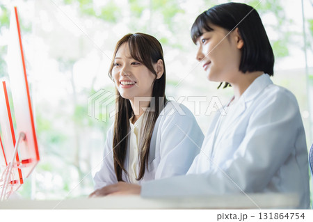 オフィスで働くビジネスパーソン 131864754