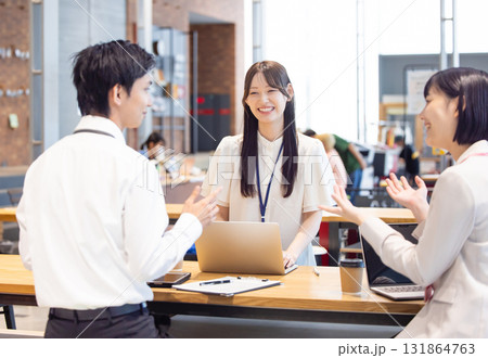 オフィスでミーティングをするビジネスパーソン 131864763