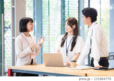 ミーティングするビジネスグループ 131864770