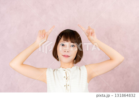 指さし紹介する女性 指さし紹介する女性 131864832