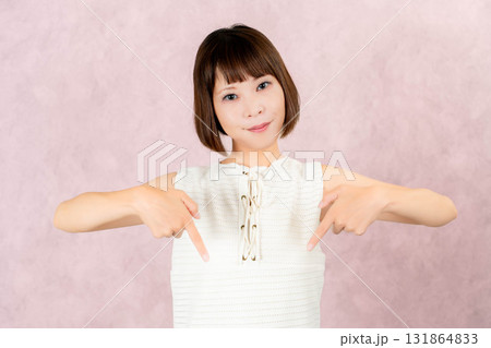 指さし紹介する女性 指さし紹介する女性 131864833