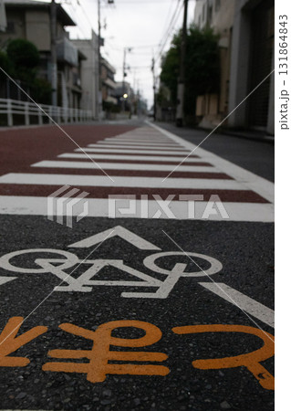 道路に書かれた注意の表示 道路に書かれた注意の表示 131864843