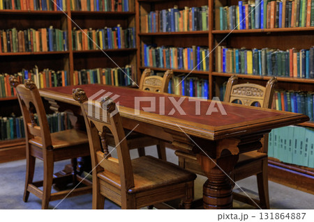 古い歴史的な本が並ぶ古いオーストラリアの図書館 古い歴史的な本が並ぶ古いオーストラリアの図書館 131864887