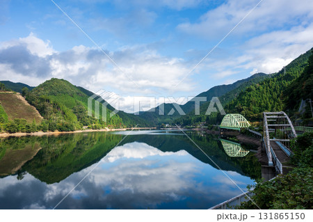 日本の鳥取県のダム湖で見たとても美しい景色 131865150