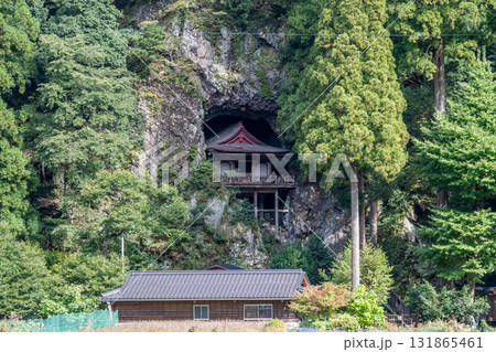 日本の鳥取県若桜町で見た岩屋の埋まった寺院 日本の鳥取県若桜町で見た岩屋の埋まった寺院 131865461